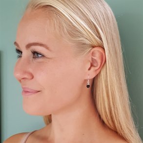 Sølvøreringe med rå sort onyx 